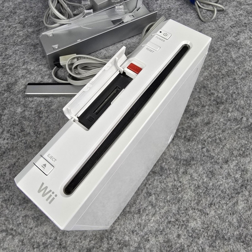 Nintendo Wii Console White RVL-001 GameCube Compatible Bundle Cables Sensor Bar - Picture 8 of 13